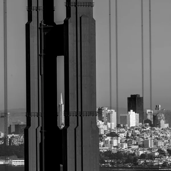 San Francisco Golden Gate Bridge através de cabos na Califórnia — Fotografia de Stock