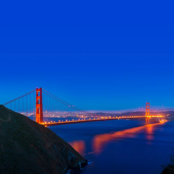 Закат калифорнийского Золотого моста в Сан-Франциско — стоковое фото
