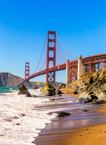 San francisco golden gate bridge marshall beach in california — Foto Stock