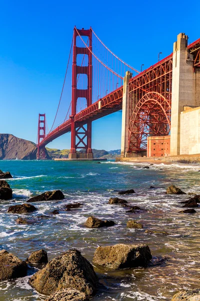 San francisco golden gate bridge marshall beach in california — Foto Stock