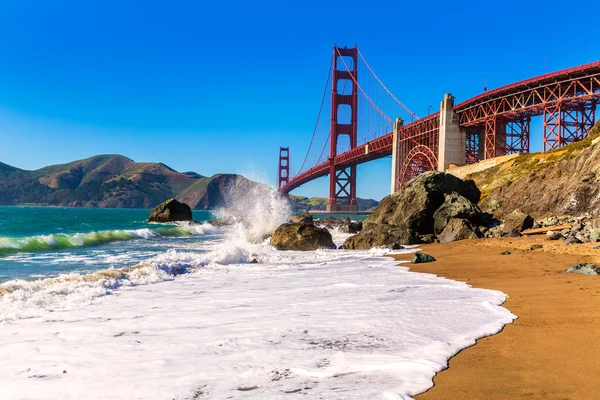 San francisco golden gate bridge marshall beach in california — Foto Stock
