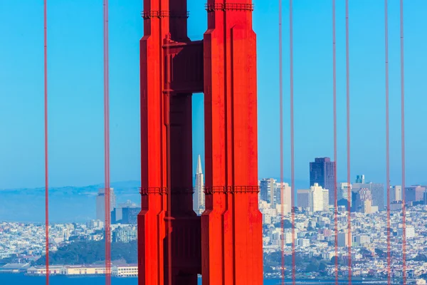 Puente Golden Gate de San Francisco a través de cables en California — Foto de Stock