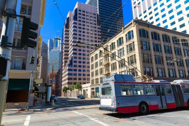 san francisco şehir binaları ve california tramvay