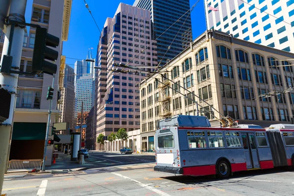 Edificios del centro de San Francisco y tranvía California — Foto de Stock