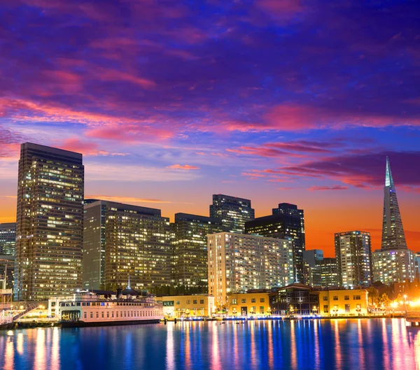 San francisco zonsondergang skykine van pier 7 in Californië — Stockfoto