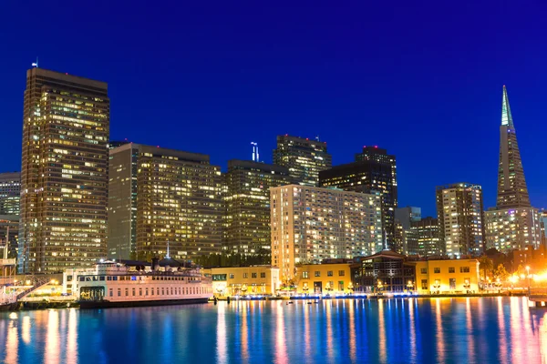 San francisco sunset skykine från pier 7 i Kalifornien — Stockfoto