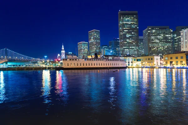 Skykine al atardecer de San Francisco desde el muelle 7 en California —  Fotos de Stock