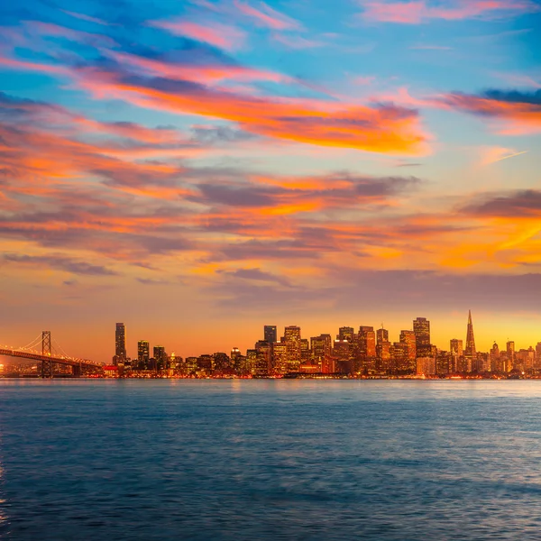 San francisco skyline van zonsondergang Californië bay water reflectie — Stockfoto