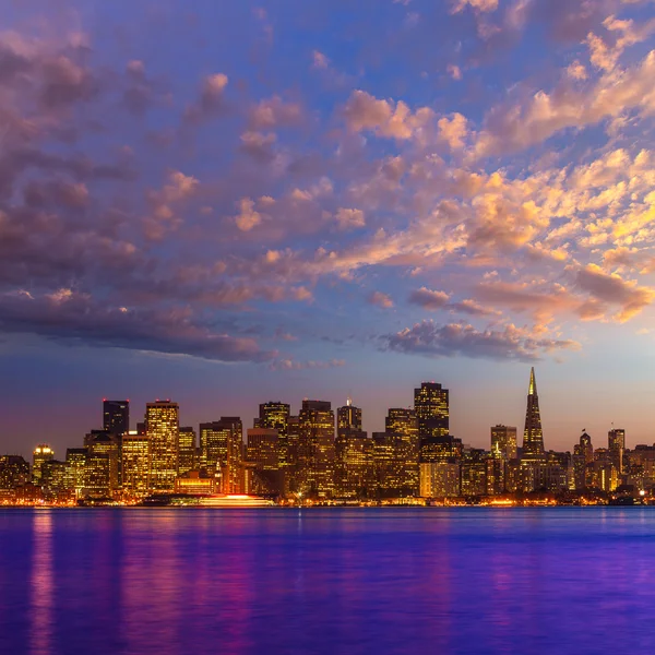 Skyline del tramonto di San Francisco California baia riflesso dell'acqua — Foto Stock