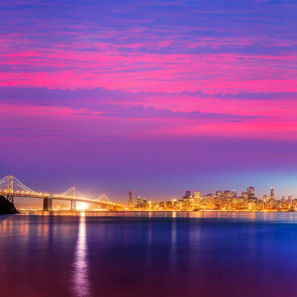 San francisco skyline van zonsondergang Californië bay water reflectie — Stockfoto