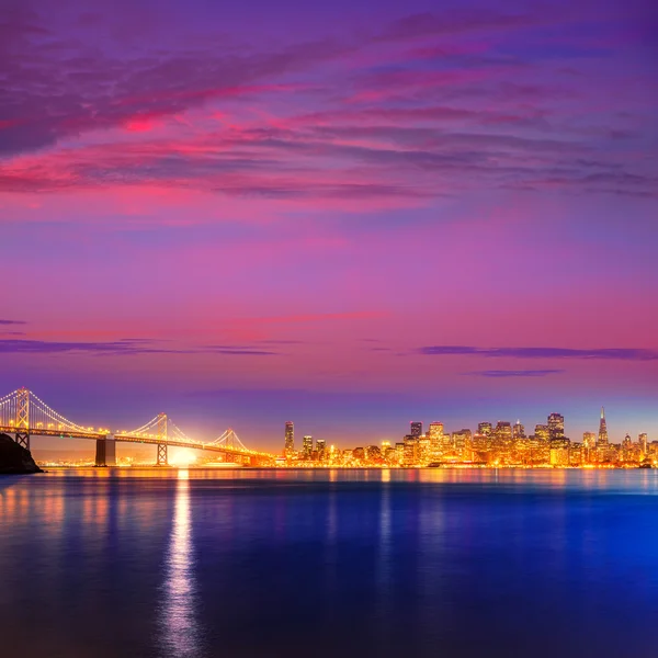 San francisco skyline van zonsondergang Californië bay water reflectie — Stockfoto