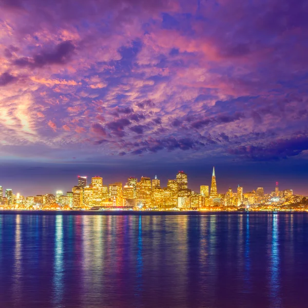 San francisco solnedgång skyline Kalifornien bay vatten eftertanke — Stockfoto