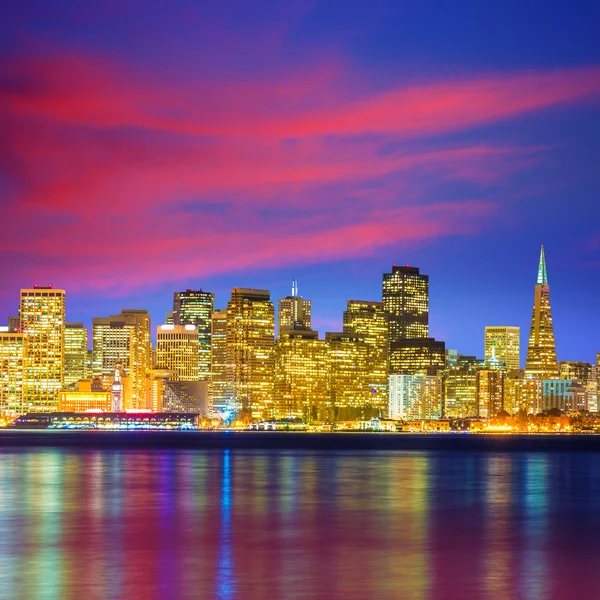 San francisco solnedgång skyline Kalifornien bay vatten eftertanke — Stockfoto