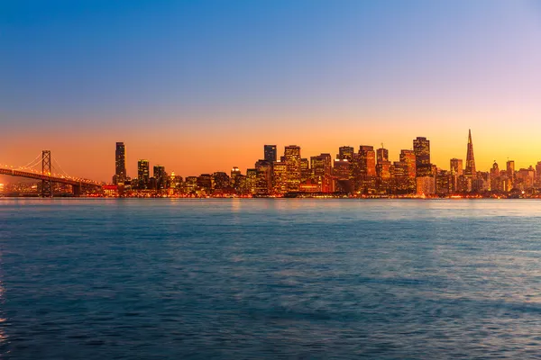 San Francisco horizonte atardecer Bahía de California reflejo de agua —  Fotos de Stock