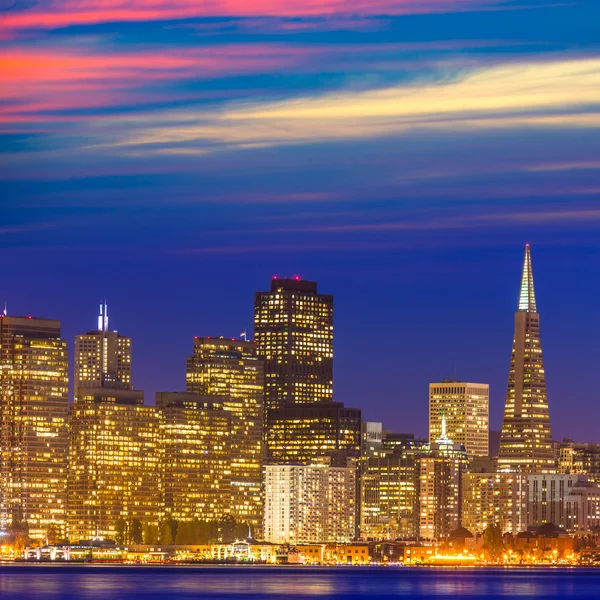 San francisco skyline van zonsondergang Californië bay water reflectie — Stockfoto