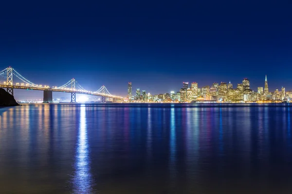 O pôr-do-sol de São Francisco skyline Califórnia bay water reflection — Fotografia de Stock