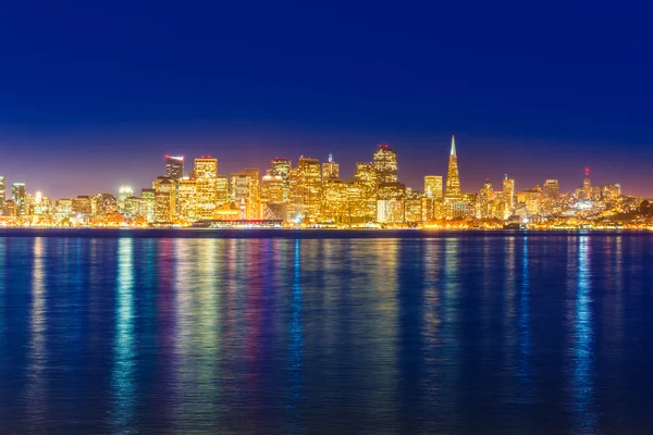 San francisco solnedgång skyline Kalifornien bay vatten eftertanke — Stockfoto