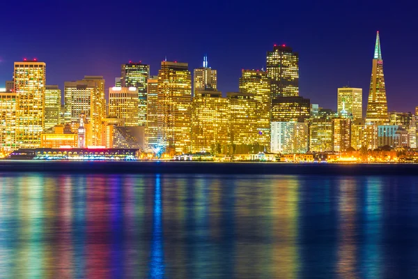 Skyline del tramonto di San Francisco California baia riflesso dell'acqua — Foto Stock