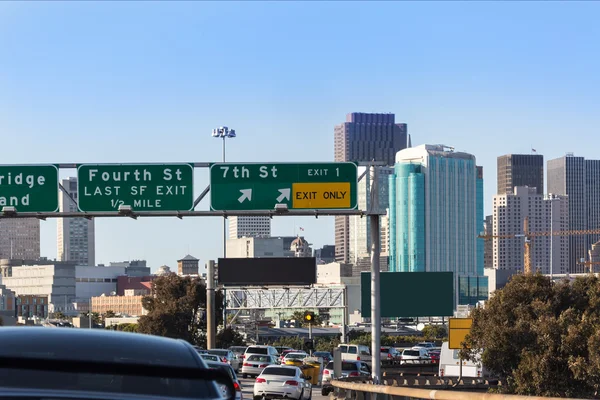 Κυκλοφορία της πόλης σε ώρα κυκλοφοριακής αιχμής με ορίζοντα στο κέντρο της πόλης Σαν Φρανσίσκο — Φωτογραφία Αρχείου