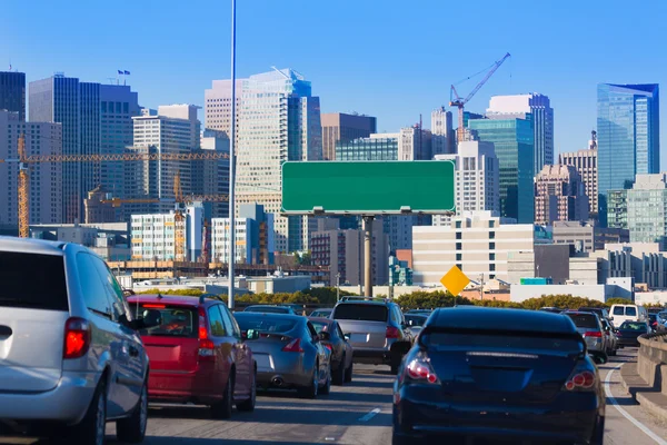 San Francisco tráfego da cidade em hora de ponta com skyline centro — Fotografia de Stock