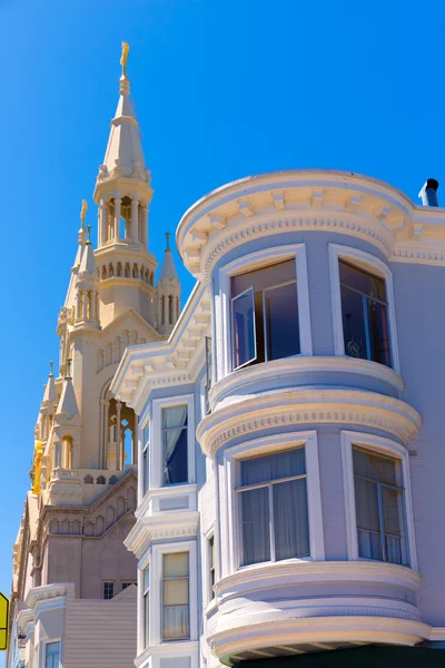 Церковь Святого Петра и Павла в Сан-Франциско на Вашингтон Сквер — стоковое фото