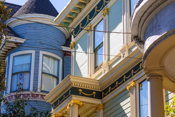 Викторианские дома в Сан-Франциско недалеко от Аламо-сквер Калифорния — стоковое фото