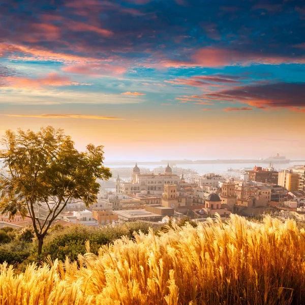 Linha do horizonte da paisagem urbana de Alicante no mar Mediterrâneo — Fotografia de Stock