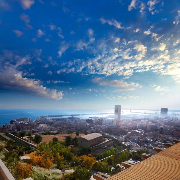 Linha do horizonte da paisagem urbana de Alicante no mar Mediterrâneo — Fotografia de Stock