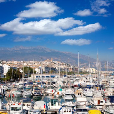 marina deniz araçları ön planda olan Altea Köyü-Alicante