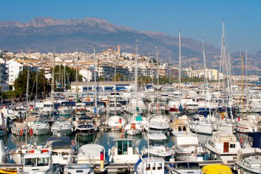 marina deniz araçları ön planda olan Altea Köyü-Alicante
