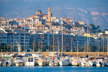 marina deniz araçları ön planda olan Altea Köyü-Alicante