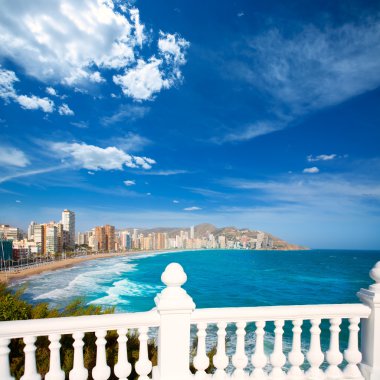 Benidorm balcon del mediterraneo denizden beyaz korkuluk