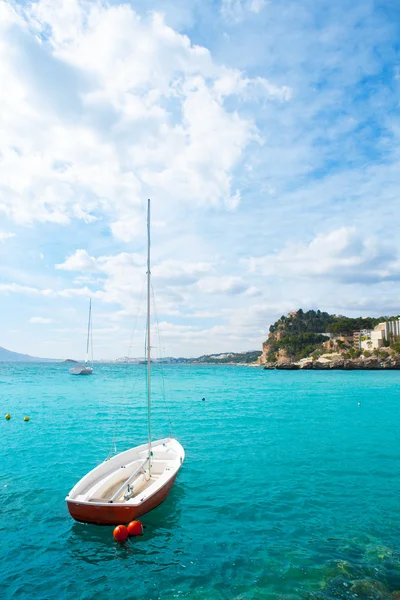 Detalhe do mar Mediterrâneo Altea com veleiro em alicante — Fotografia de Stock