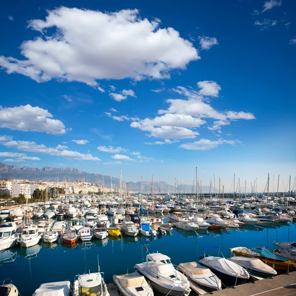 Altea aldeia em alicante com barcos de marina primeiro plano — Fotografia de Stock