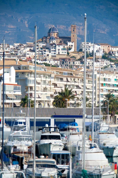 Altea aldeia em alicante com barcos de marina primeiro plano — Fotografia de Stock