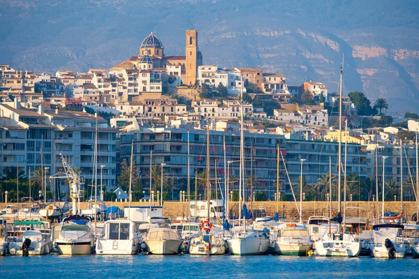 Marina deniz araçları ön planda olan Altea Köyü-Alicante — Stok fotoğraf