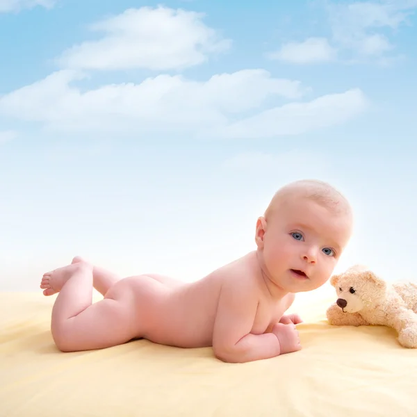 Bond van kleine baby blauwe ogen liggen glimlachen — Stockfoto