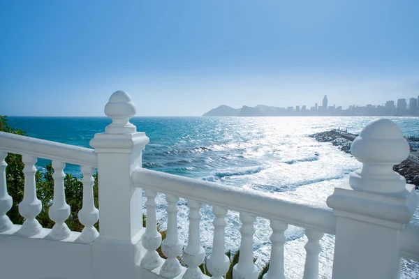 Benidorm balcon del mediterraneo sea von weißer Balustrade — Stockfoto