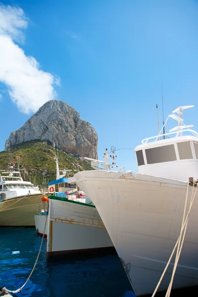 カルペにあるアリカンテ fisherboats ペニョン市 de ifach と — ストック写真