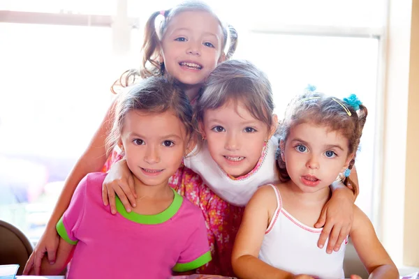 Zuster en vrienden kid meisjes in knuffel gelukkig samen — Stockfoto