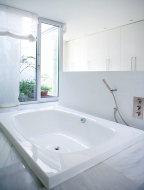 courtyard ışıklık ile modern beyaz ev banyo küvet