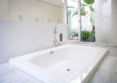 courtyard ışıklık ile modern beyaz ev banyo küvet