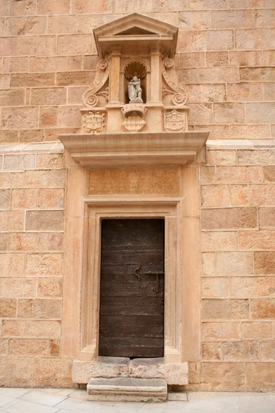 Porte de la tour Castellon el Fadri sur la place Plaza Mayor — Photo