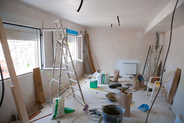 Mejoras interiores de la casa en una construcción de habitación desordenada — Foto de Stock