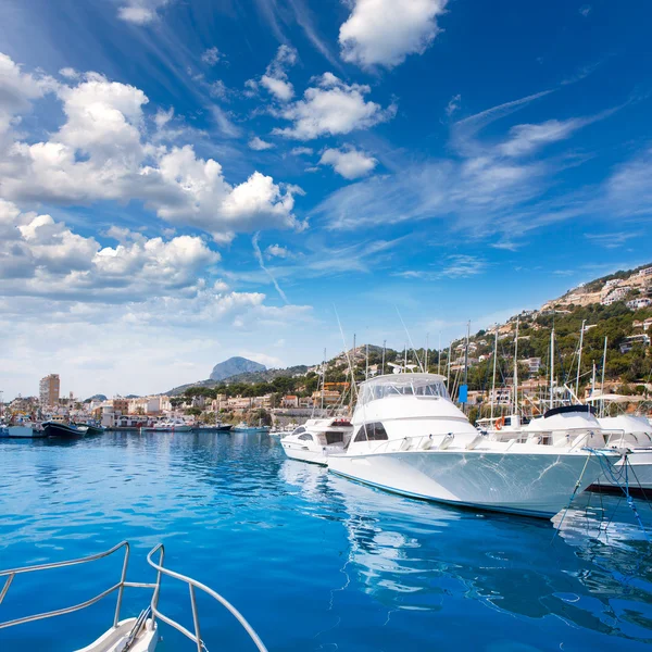 Javea xabia poort jachthaven met mongo berg in alicante — Stockfoto