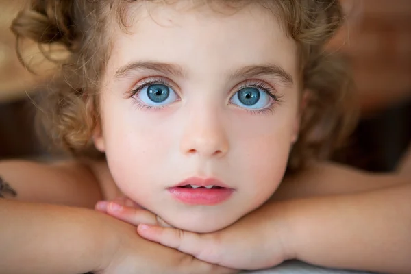 Grandes ojos azules niña niño mirando la cámara — Foto de Stock