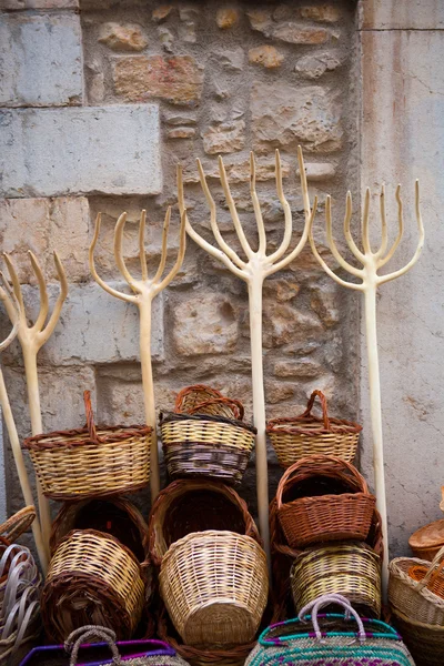 Paniers traditionnels et fourchettes en bois de céréales à Maestrazgo — Photo