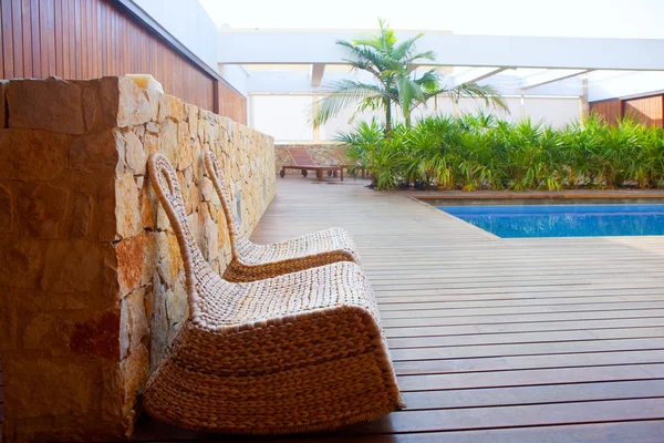 Casa de madera de teca al aire libre con sillas oscilantes y piscina —  Fotos de Stock