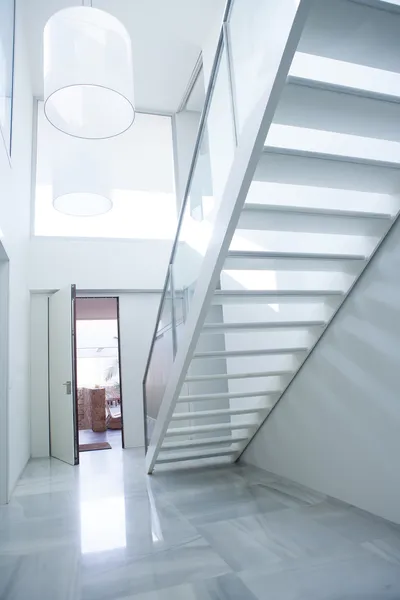 Вестибюль современного белого дома с лестницей — стоковое фото