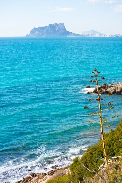 Ifach penon pohled z moraira alicante ve Středomoří — Stock fotografie